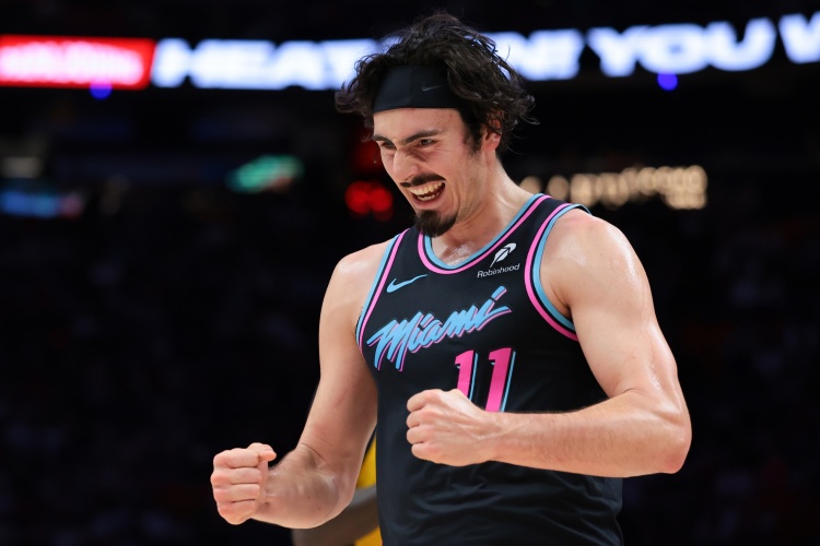 开云体育中国-场均16.2分！热火客战公牛 已连续缺席2场的哈克斯大概率出战